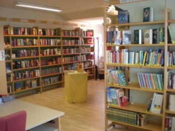 Bücherregale Bücherei Raiding