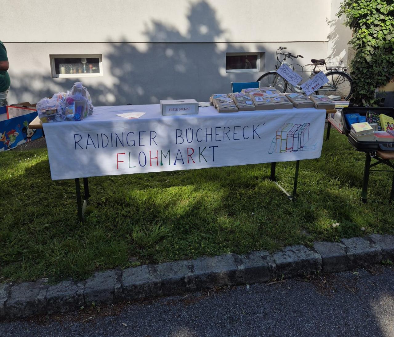 Bücherflohmarkt - Tisch beim Bauernmarkt