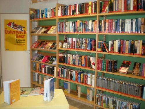 Bücherei Raiding Innenansicht - Bücherregale