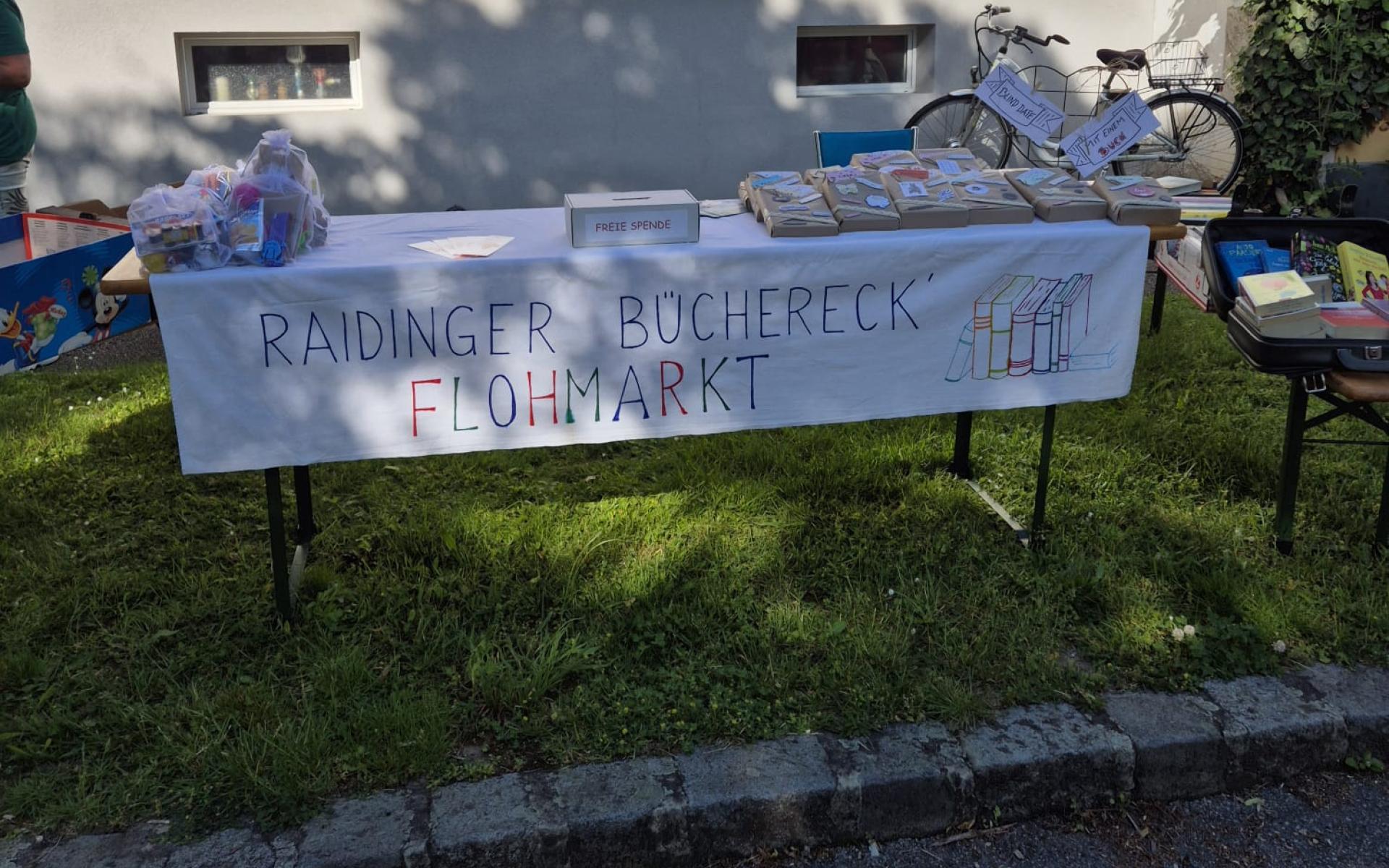 Tisch beim Bauernmarkt mit Büchern
