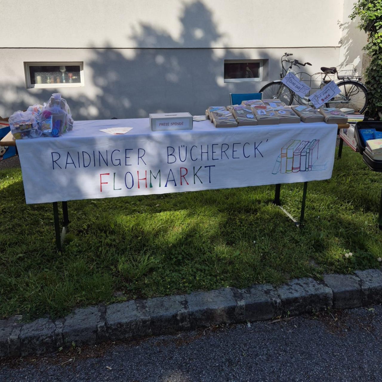 Tisch beim Bauernmarkt mit Büchern